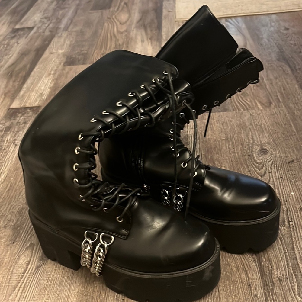 LAMODA PLATFORM BOOTS💜